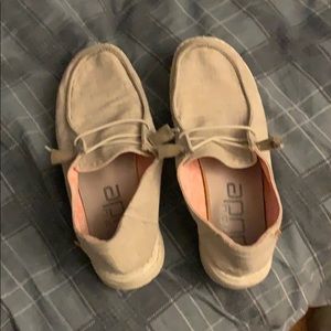 Women’s Tan Hey Dudes Size 6